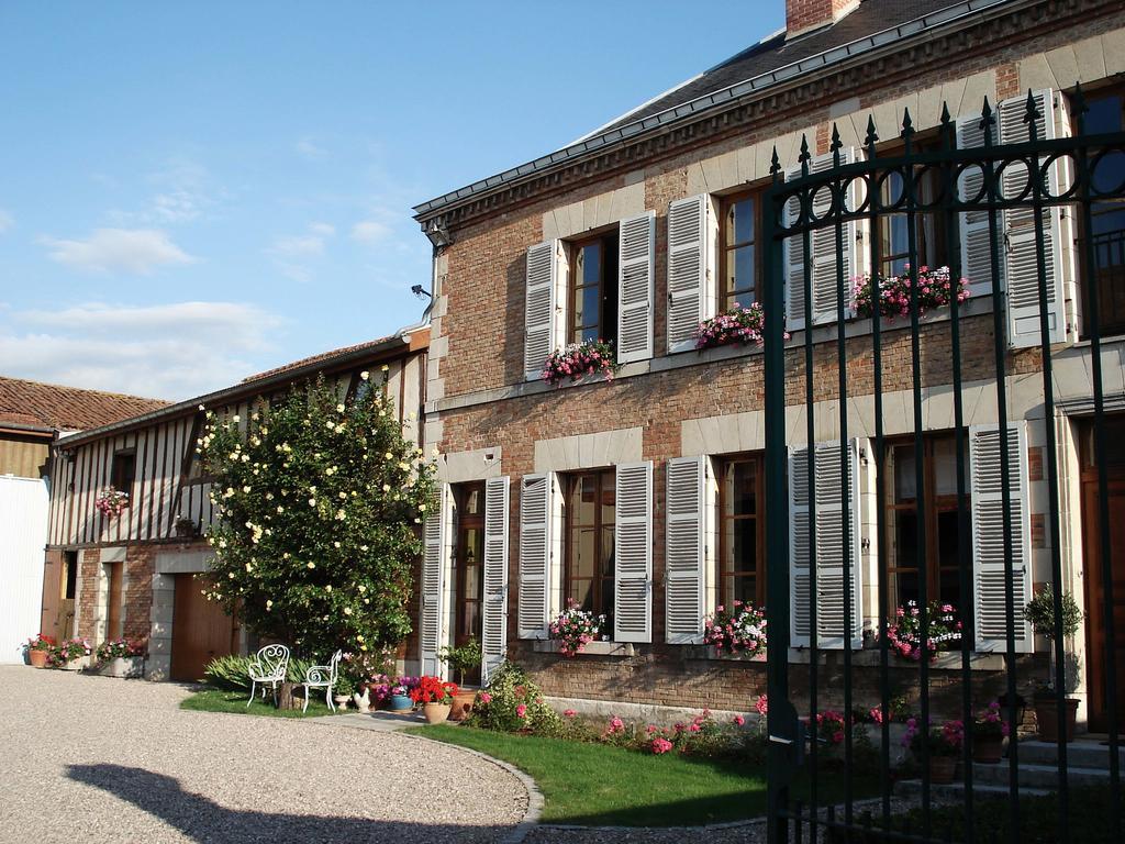 Entre Cour Et Jardin Hotell Châlons-en-Champagne Exteriör bild